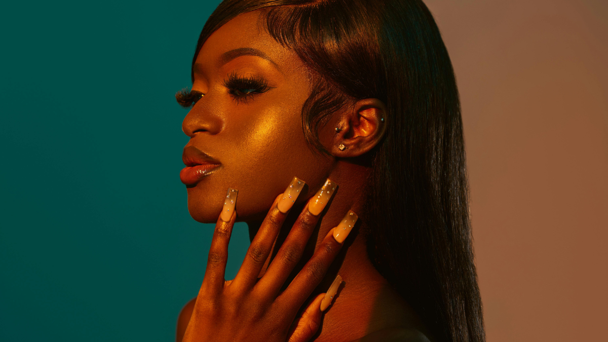 Mulher com unhas bem cuidadas após substituir unhas em gel por alternativas seguras como Acrigel, Fibra e Polygel.