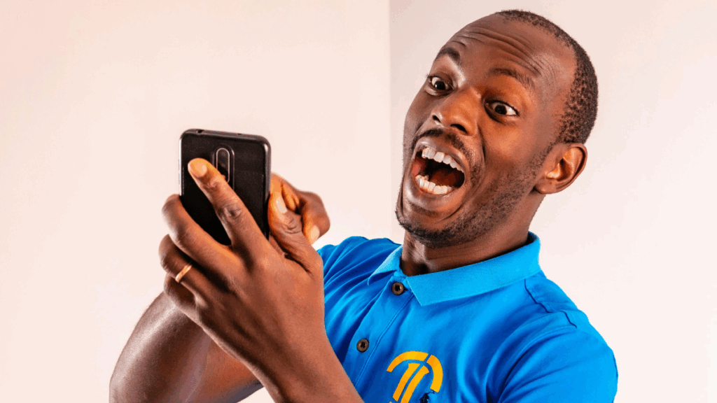 Homem usando o celular para trabalhar online, explorando diferentes formas de ganhar dinheiro pelo smartphone em 2025.