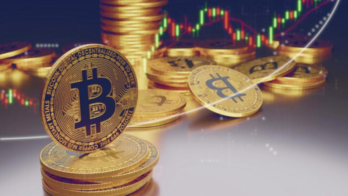 Gráfico mostrando a valorização do Bitcoin acima de US$ 113.599 e o destaque da Ripple (XRP) entre as principais altcoins do mercado de criptomoedas.
