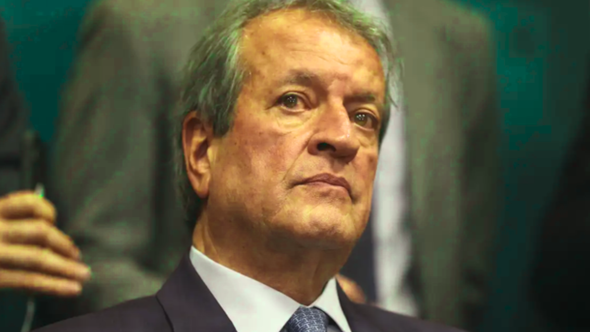Valdemar Costa Neto durante declaração sobre a condenação de Jair Bolsonaro e a necessidade de respeitar a decisão do Supremo Tribunal Federal.