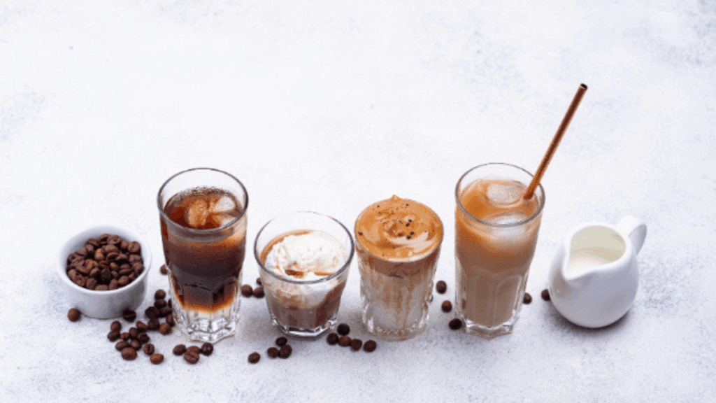 Xícara de café fumegante sobre uma mesa rústica, simbolizando a celebração do Dia Mundial, Internacional e Nacional do Café e a tradição dessa bebida apreciada no Brasil e no mundo.