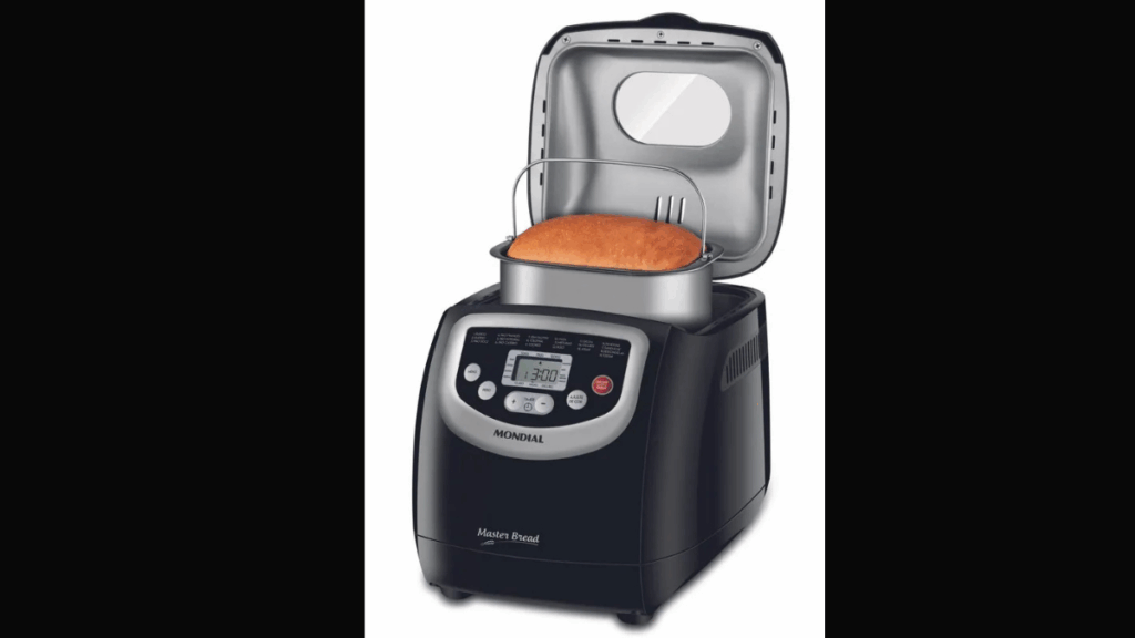 Panificadora automática preparando pão caseiro fresco em cozinha doméstica.