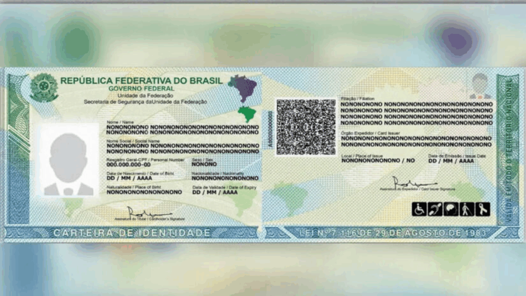 Pessoa segurando a nova Carteira de Identidade Nacional (CIN) emitida em São Paulo, mostrando o documento moderno com QR Code e informações atualizadas.