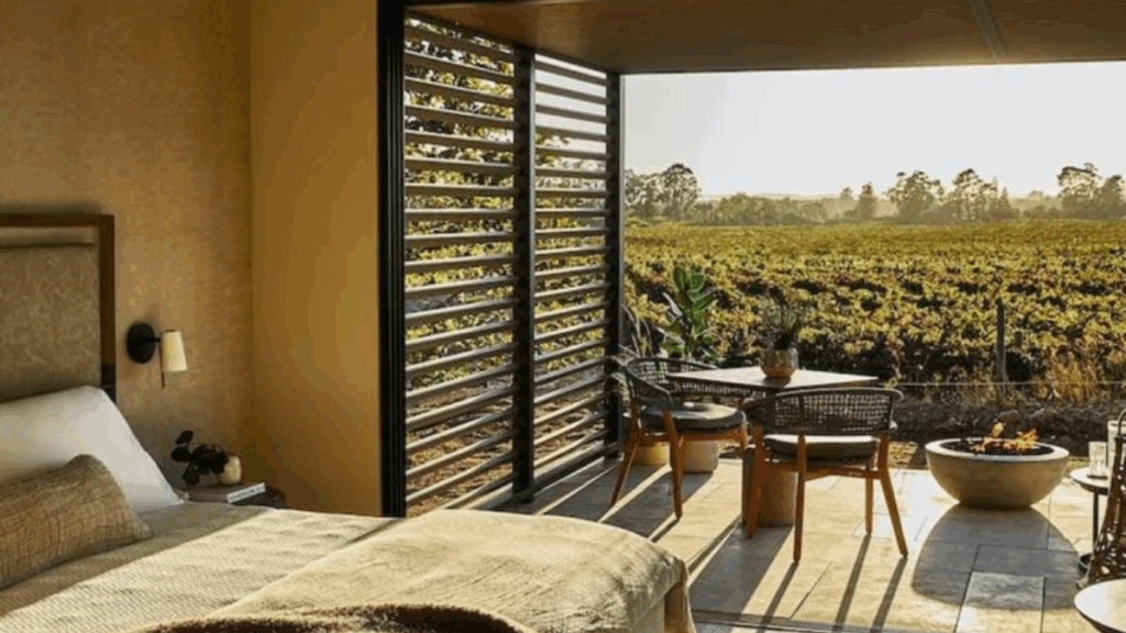 Imagem ilustrativa de um hotel de luxo moderno, com arquitetura sofisticada, paisagens naturais deslumbrantes e ambientes exclusivos que representam a nova geração da hotelaria premium em 2025.