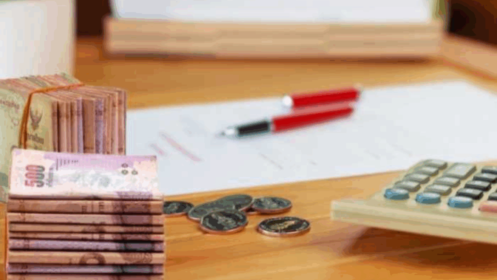 Pessoa organizando suas finanças pessoais em 2025, utilizando planilha e aplicativos de controle financeiro para equilibrar gastos, economizar e investir com segurança.