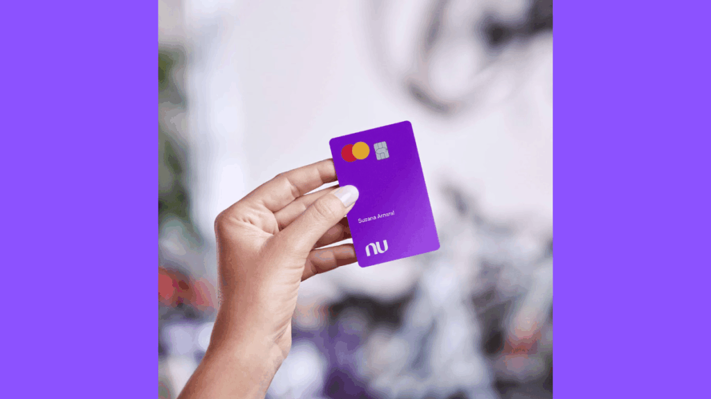 Cartão Nubank roxo sobre uma mesa, simbolizando praticidade, tecnologia e controle financeiro digital sem anuidade.