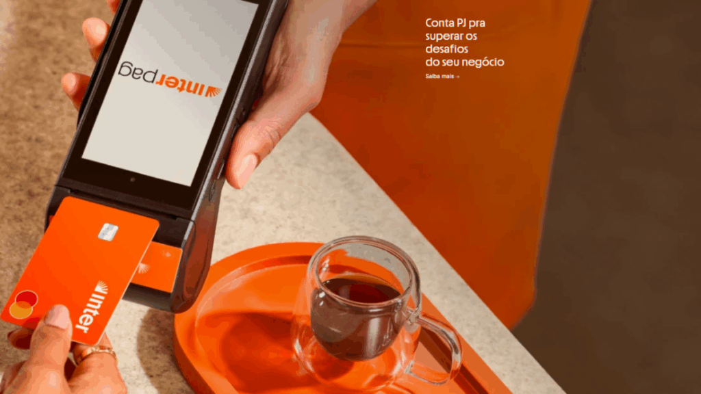 Empresário utilizando o aplicativo do Banco Inter em seu smartphone para gerenciar a Conta PJ, visualizando relatórios financeiros e movimentações em tempo real, simbolizando praticidade e inovação no controle das finanças empresariais.