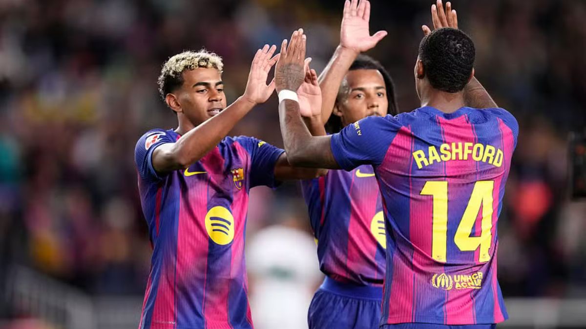 Jogadores de Club Brugge e Barcelona disputam a bola em partida da Champions League 2025/26, no estádio Jan Breydel, na Bélgica, em um duelo decisivo da fase de grupos com transmissão ao vivo pela HBO Max.