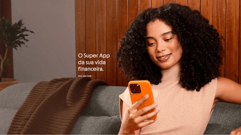 Empresário utilizando o aplicativo do Banco Inter em seu smartphone para gerenciar a Conta PJ, visualizando relatórios financeiros e movimentações em tempo real, simbolizando praticidade e inovação no controle das finanças empresariais.