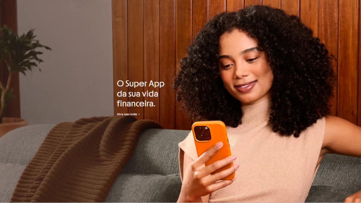 Empresário utilizando o aplicativo do Banco Inter em seu smartphone para gerenciar a Conta PJ, visualizando relatórios financeiros e movimentações em tempo real, simbolizando praticidade e inovação no controle das finanças empresariais.