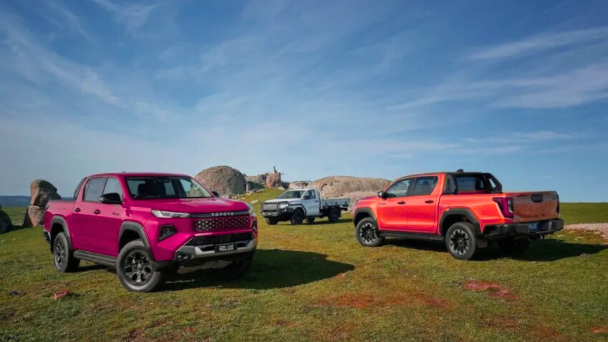 Imagem da nova Toyota Hilux 2025 exibindo seu design moderno, faróis em LED e linhas aerodinâmicas, representando as versões híbrida, elétrica e a hidrogênio.