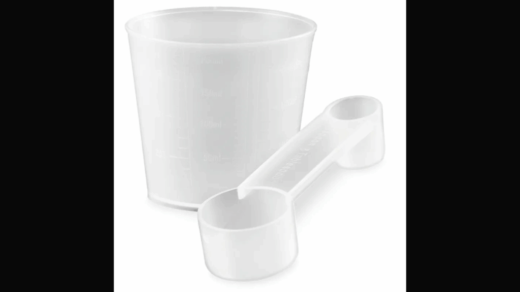 Panificadora automática preparando pão caseiro fresco em cozinha doméstica.