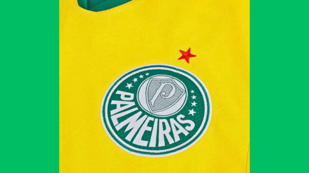 Camisa amarela do Palmeiras 2025, modelo masculino da PUMA, com detalhes verdes nas mangas e gola, escudo estilizado em “P” no peito, tecido com acabamento em alto relevo e design inspirado no uniforme histórico de 1965.