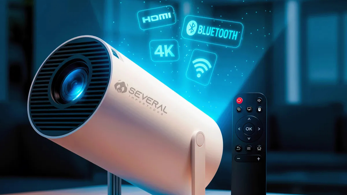 Projetor smart portátil Full HD 4K em funcionamento, exibindo imagem nítida em tela ampla, com design compacto na cor branca e conectividade Wi-Fi e Bluetooth.