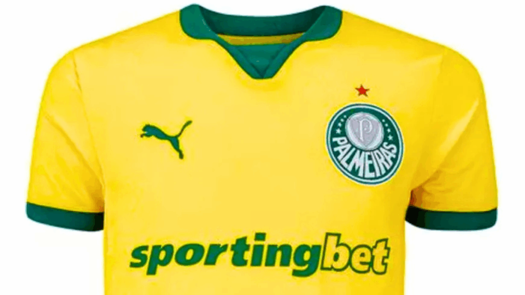 Camisa amarela do Palmeiras 2025, modelo masculino da PUMA, com detalhes verdes nas mangas e gola, escudo estilizado em “P” no peito, tecido com acabamento em alto relevo e design inspirado no uniforme histórico de 1965.