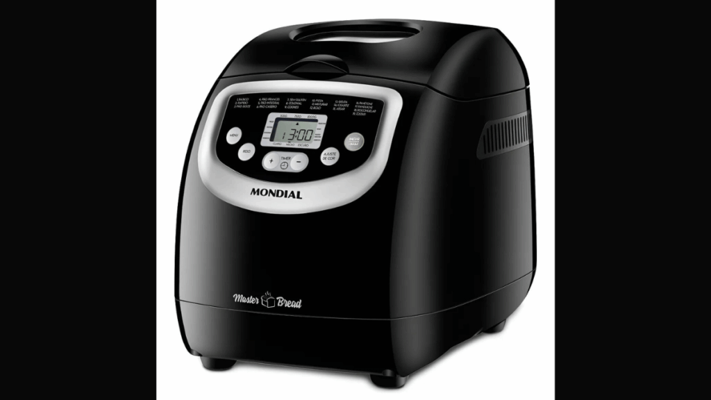 Panificadora automática preparando pão caseiro fresco em cozinha doméstica.