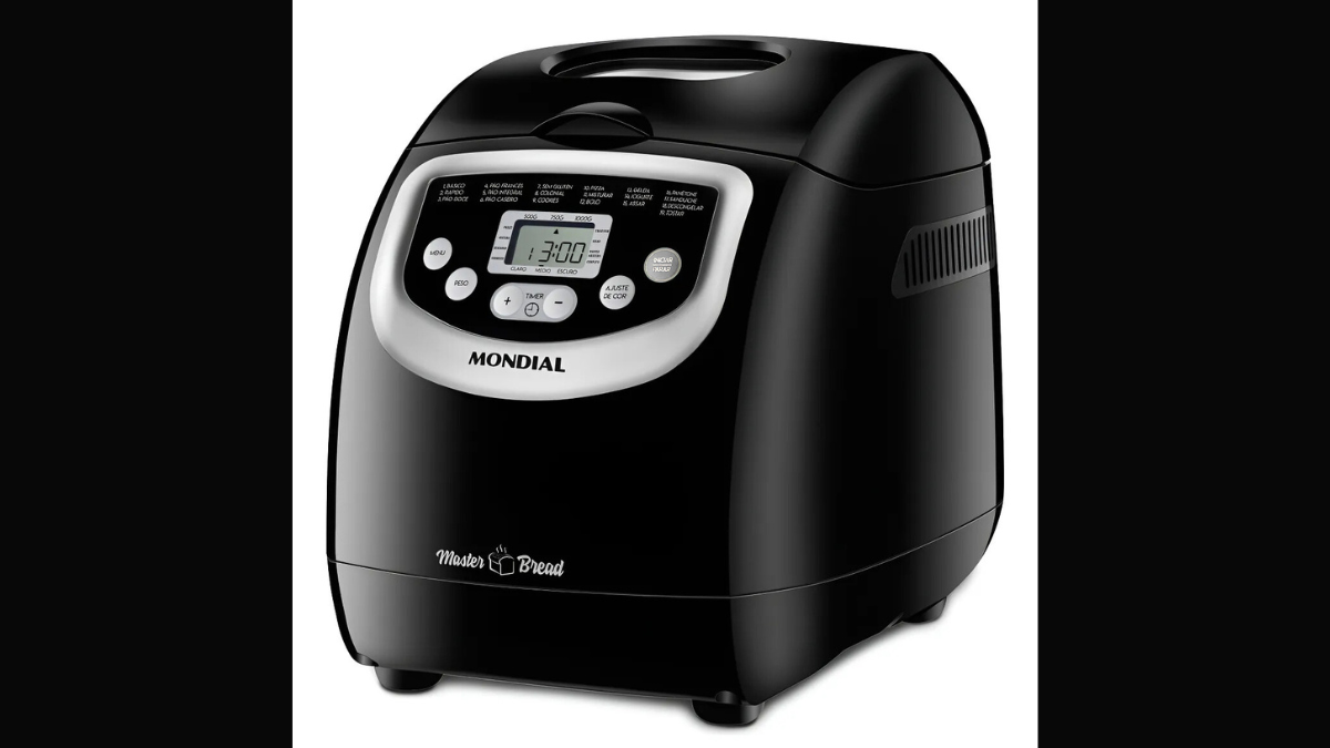 Panificadora automática preparando pão caseiro fresco em cozinha doméstica.