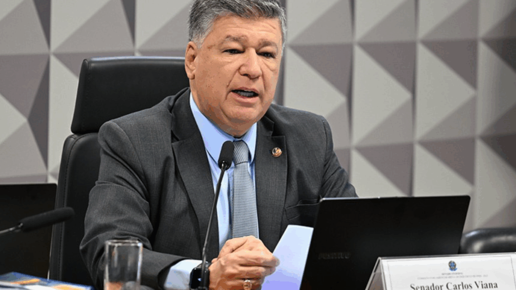 Senador Carlos Viana durante sessão da CPMI do INSS defendendo a suspensão temporária dos empréstimos consignados para proteger aposentados de possíveis fraudes