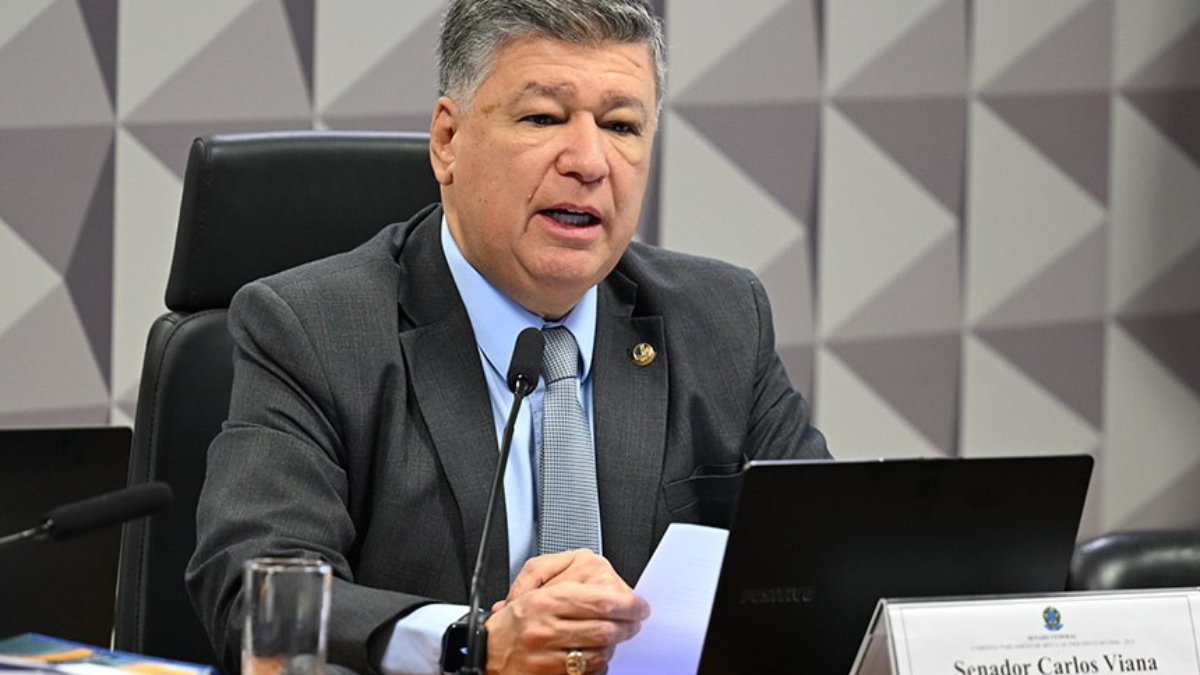 Senador Carlos Viana durante sessão da CPMI do INSS defendendo a suspensão temporária dos empréstimos consignados para proteger aposentados de possíveis fraudes