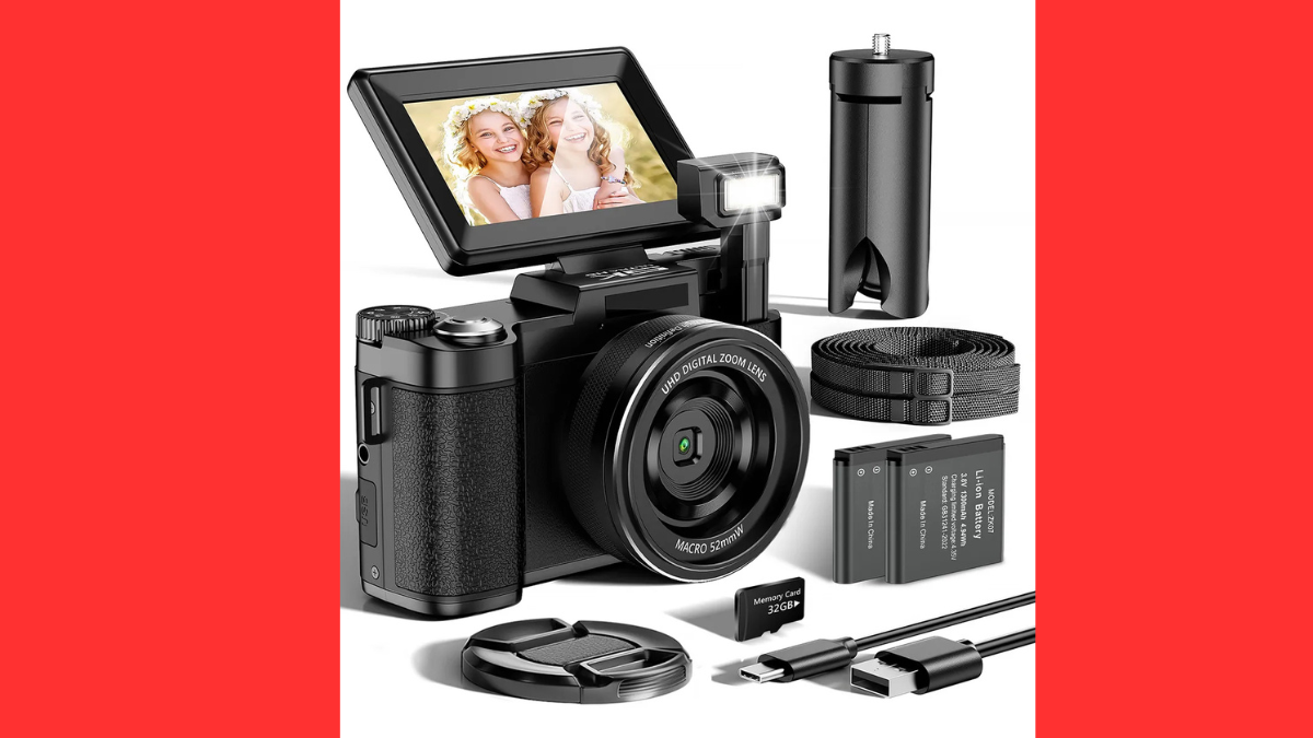 Câmera fotográfica digital 5K de 64 MP com zoom 16× posicionada sobre uma mesa, exibindo sua lente ampliada, tela LCD e cartão SD de 32 GB ao lado.