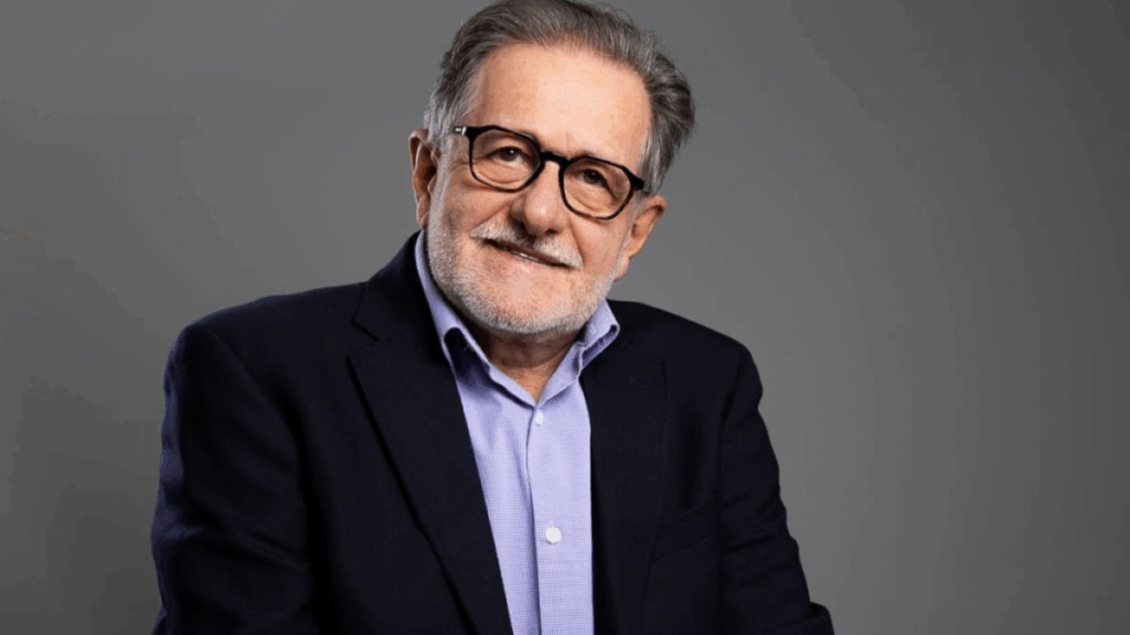 Ilustração de um banco digital moderno voltado para idosos, mostrando aposentados utilizando serviços financeiros pelo celular, representando inclusão, crédito consignado com juros justos e inovação do Senior Bank.