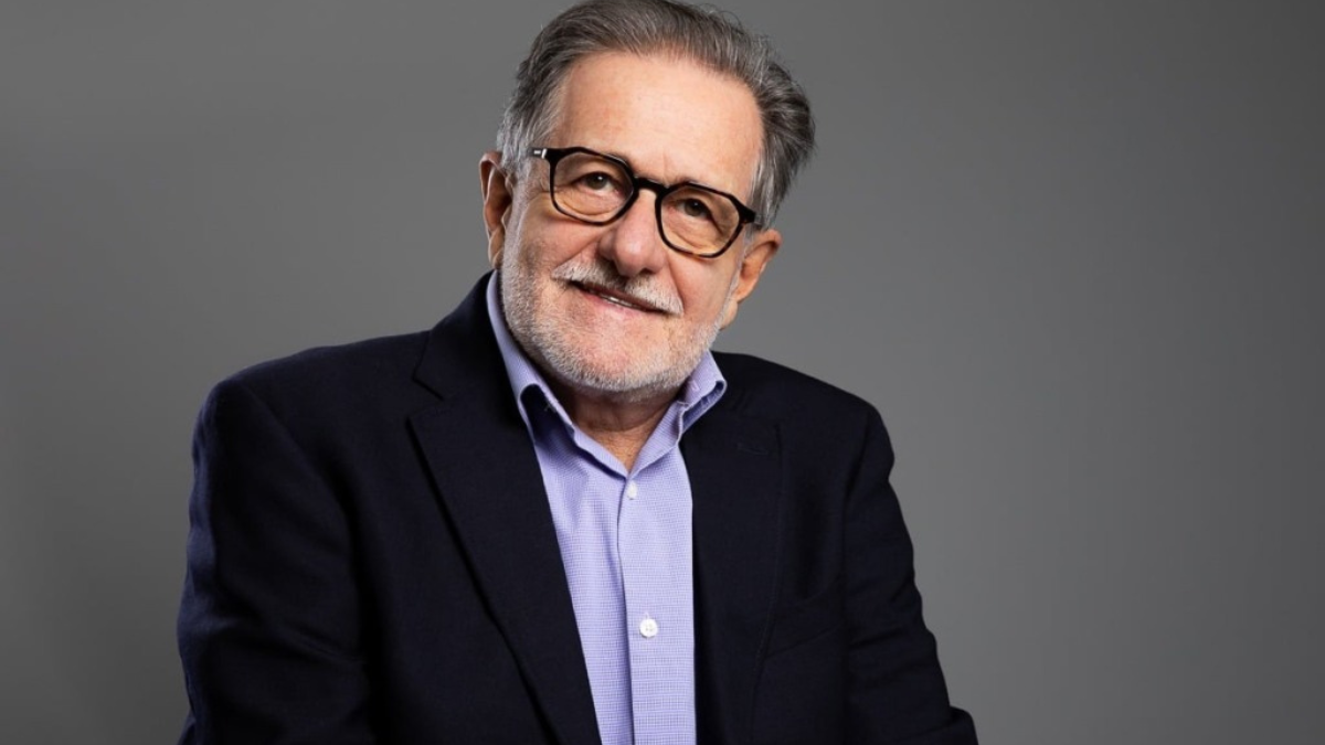 Ilustração de um banco digital moderno voltado para idosos, mostrando aposentados utilizando serviços financeiros pelo celular, representando inclusão, crédito consignado com juros justos e inovação do Senior Bank.