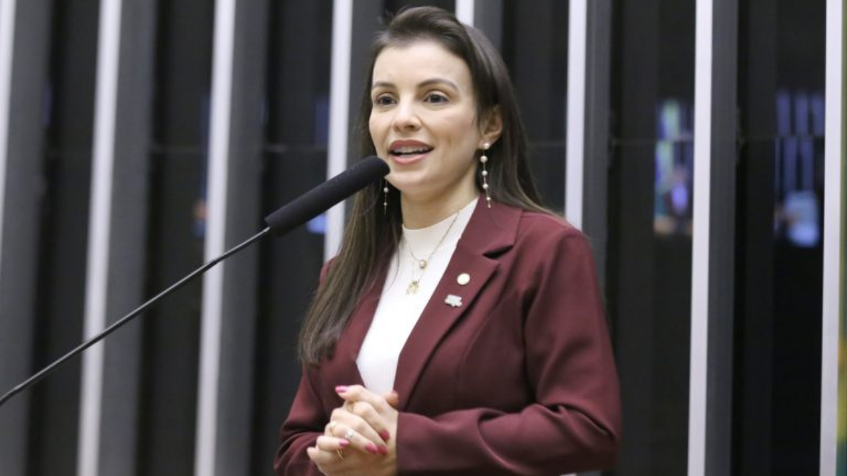 Deputados analisando e aprovando projeto de lei que concede isenção da contribuição previdenciária a servidores inativos e pensionistas diagnosticados com doenças graves, durante sessão na Comissão de Saúde da Câmara dos Deputados.