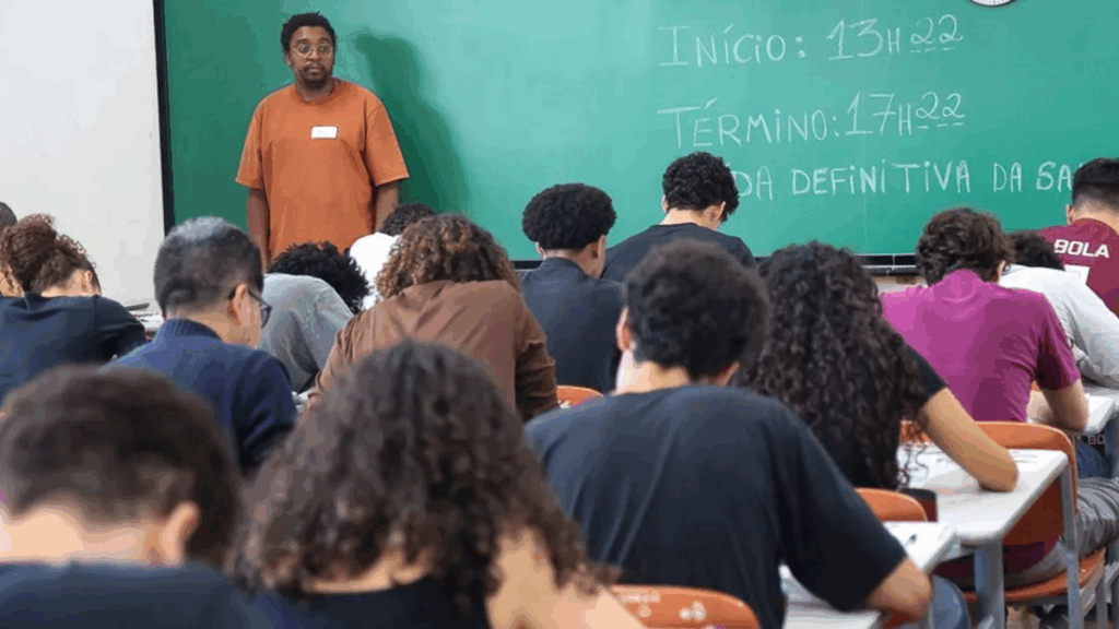 "Candidatos se preparam para a 1ª fase da Fuvest 2026, com informações sobre horários, locais de prova, documentos permitidos e dicas essenciais para o vestibular da USP."