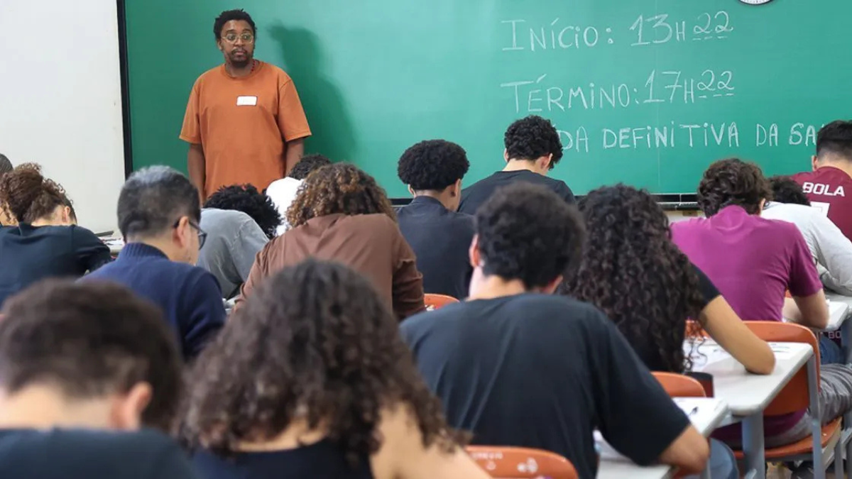 "Candidatos se preparam para a 1ª fase da Fuvest 2026, com informações sobre horários, locais de prova, documentos permitidos e dicas essenciais para o vestibular da USP."