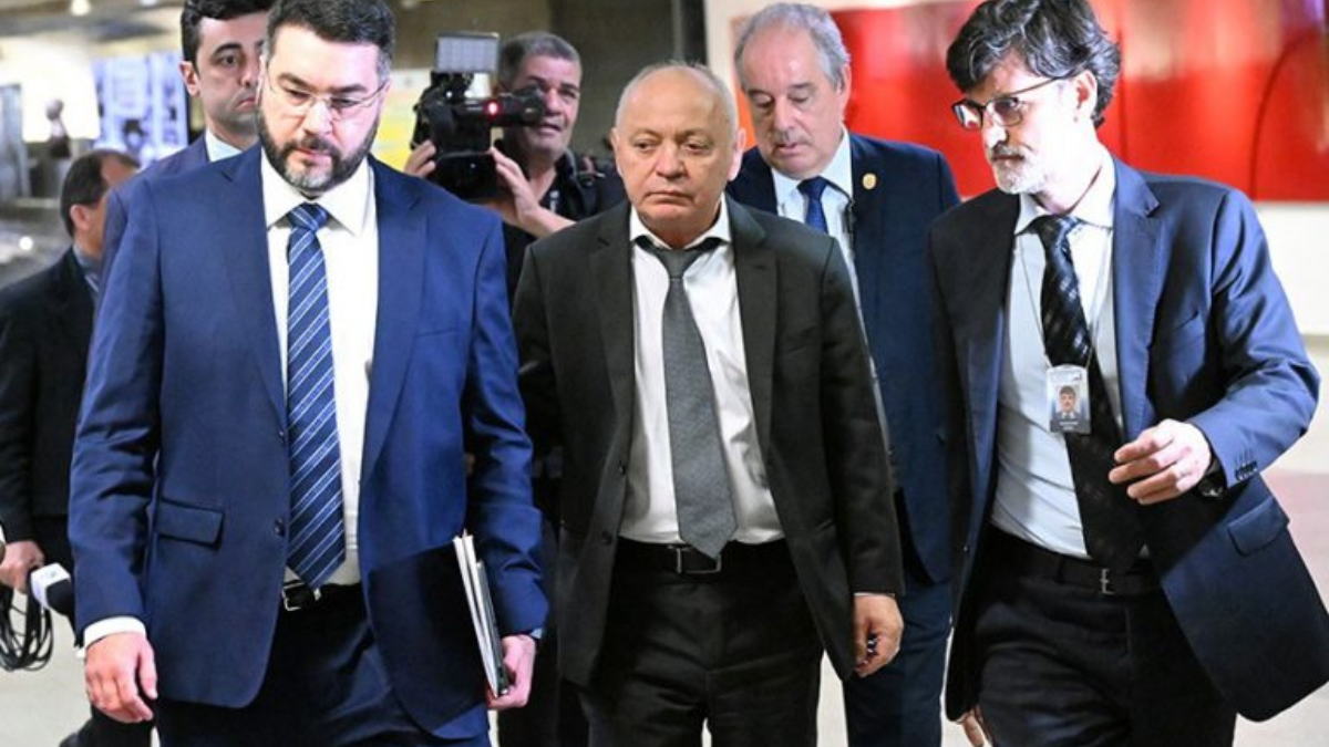 Presidente da Confederação Brasileira dos Trabalhadores da Pesca é preso em flagrante durante depoimento na CPMI do INSS, acusado de falso testemunho e ligações com suspeitos de fraudes em descontos previdenciários.