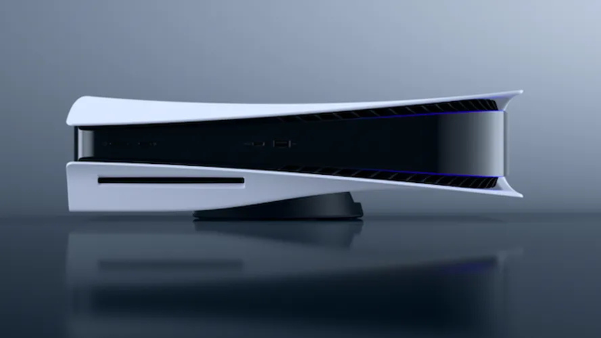 Imagem do console PlayStation 5 Slim branco com 1TB de armazenamento, versão com leitor de mídia física, exibido em posição vertical, destacando seu design compacto, moderno e estilizado, acompanhado do controle DualSense.