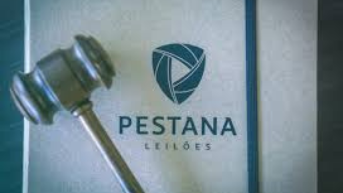 Imagem ilustrativa de um leilão da Pestana Leilões, mostrando gavel, documentos e plataforma online representando a participação em leilões presenciais e eletrônicos.