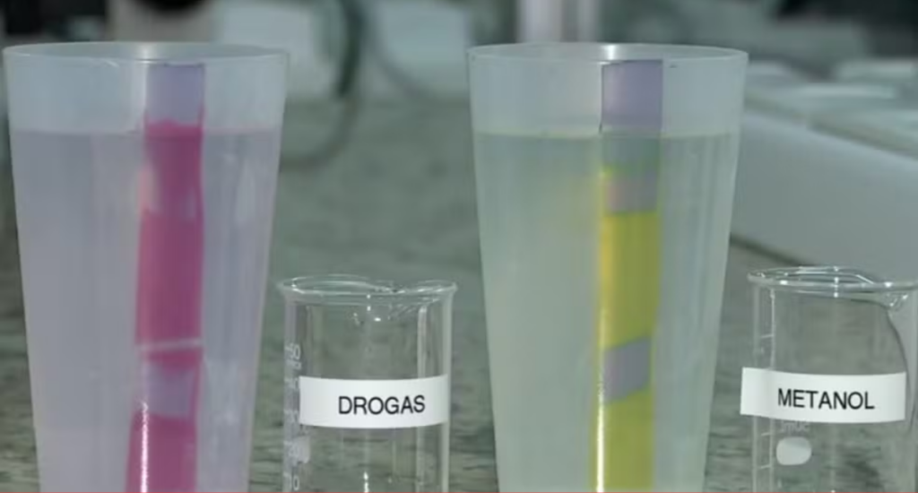 Copo inteligente brasileiro que muda de cor ao detectar metanol ou drogas em bebidas, oferecendo segurança imediata ao consumidor em bares e eventos.