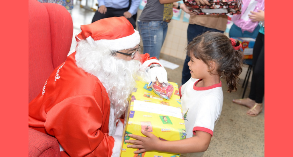 Campanha Papai Noel dos Correios 2025 com cartinhas de crianças, presentes de Natal e voluntários entregando alegria em agências dos Correios.